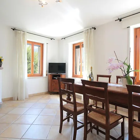 With Garden, Del Corlo Lake, Belluno Apartman *